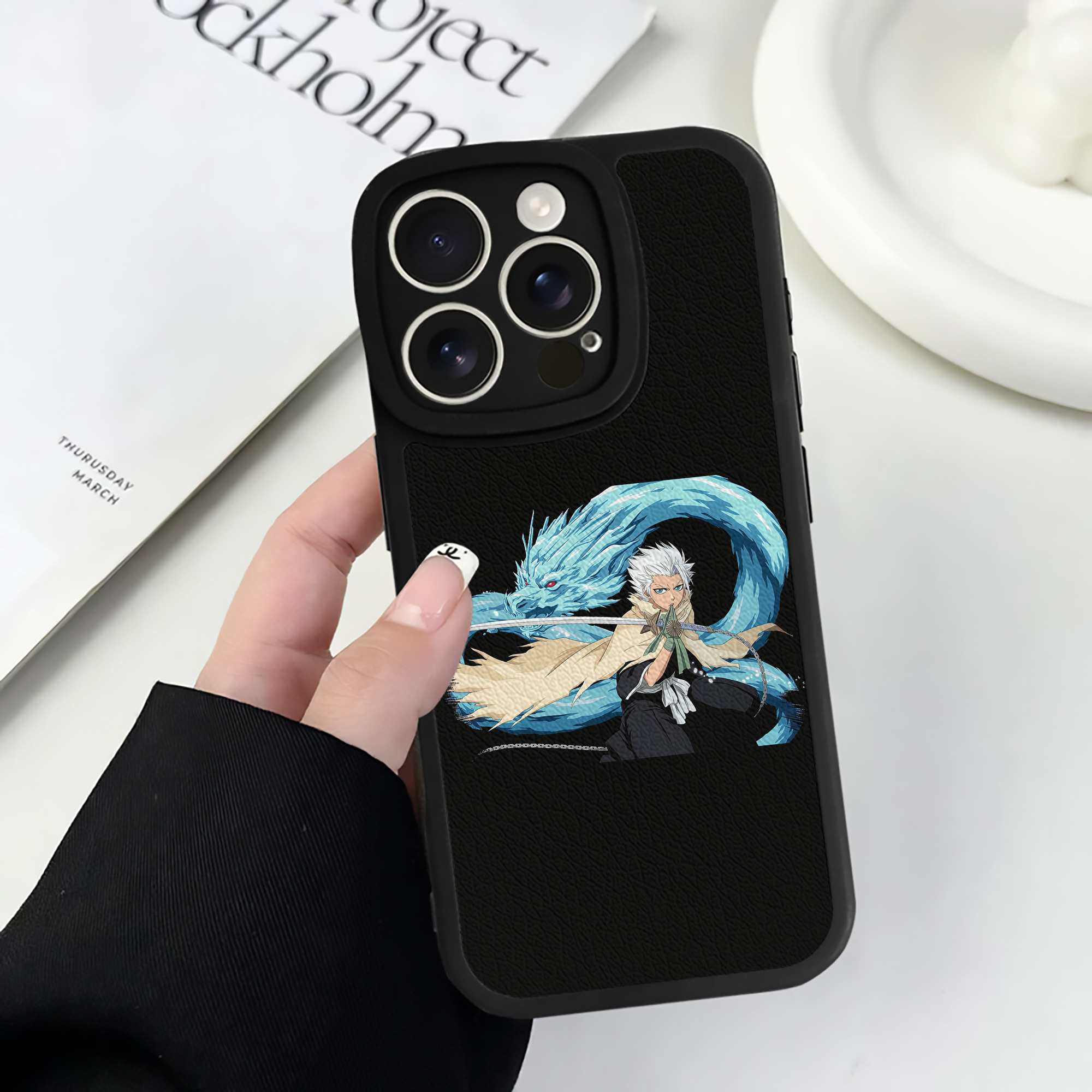 （画像用） ブリーチ 日番谷冬獅郎（ひつがや とうしろう） BLEACH Hitsugaya Toushirou 【iPhone 16シリーズ対応】シリコンスマホケース（レザー調） 材質：シリコン